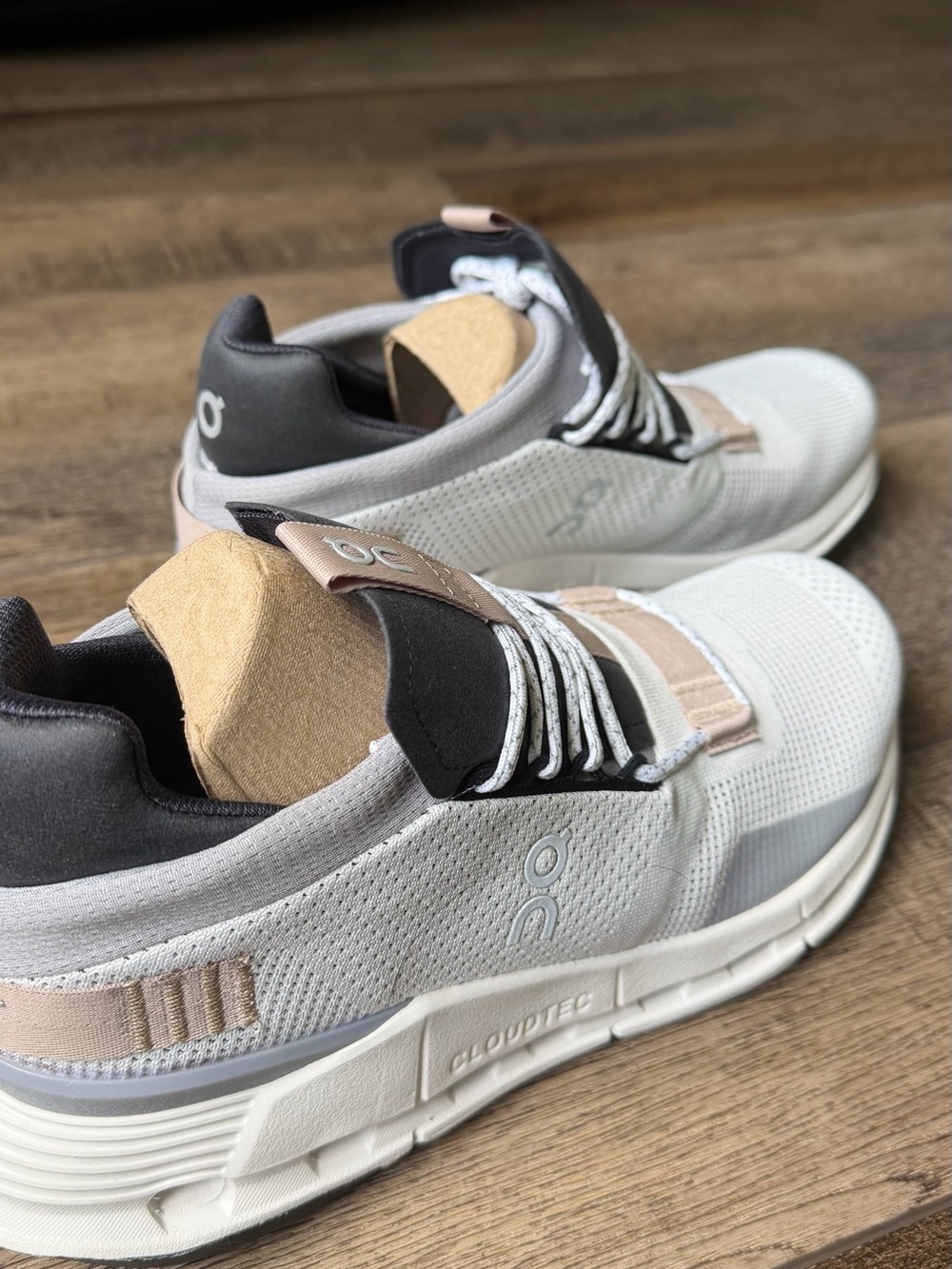 On Running Women’s Sneakers in white/sand